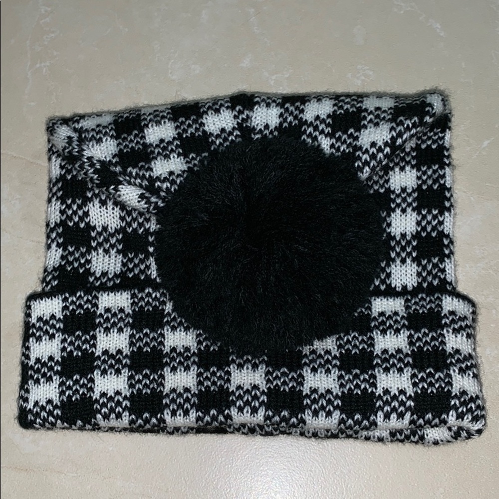 Black and white winter beanie // never worn - Picture 5 of 5